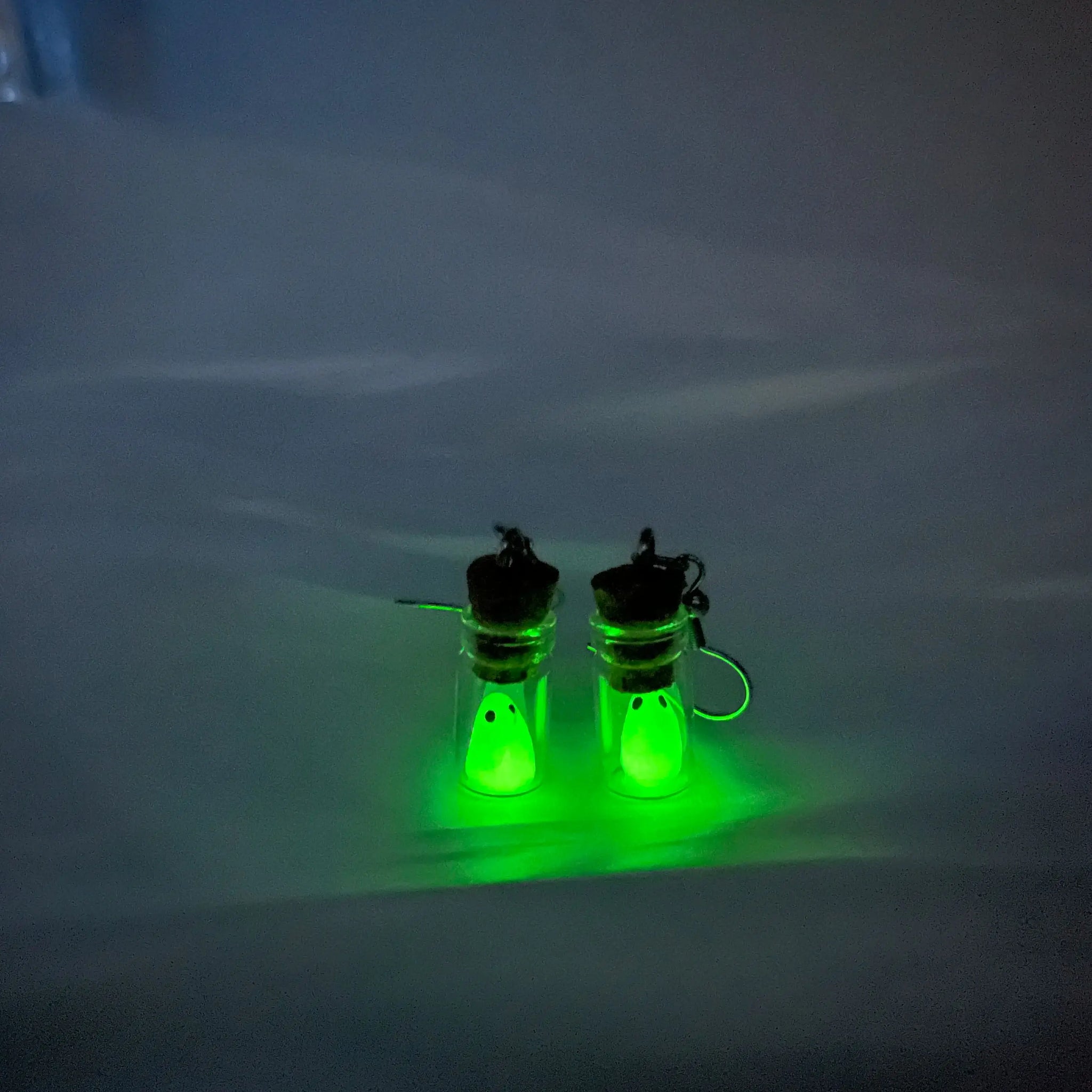Im Dunkeln leuchtende Geisterflaschen-Ohrringe